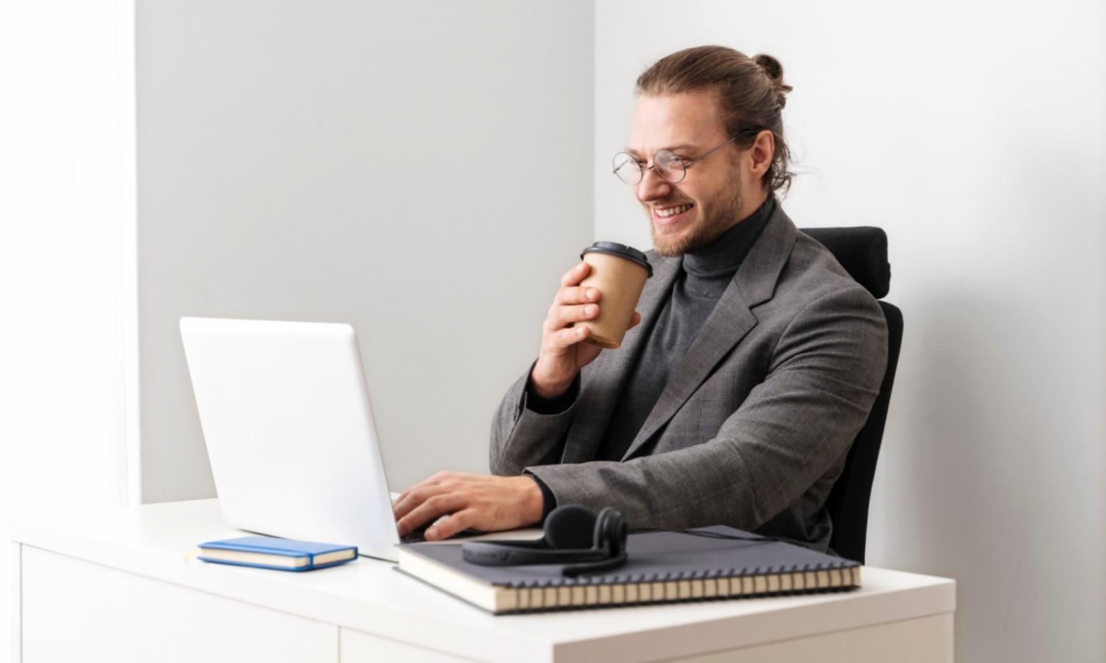 Optimal eingerichteter Arbeitsplatz mit modernem Setup für effektives Lernen von zuhause