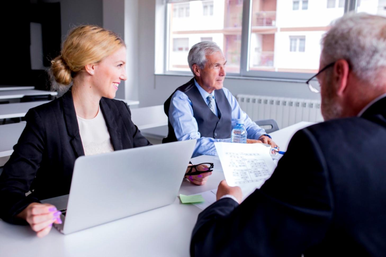 Modernes Bürogebäude mit Glasfassade als Symbol für unternehmerischen Erfolg